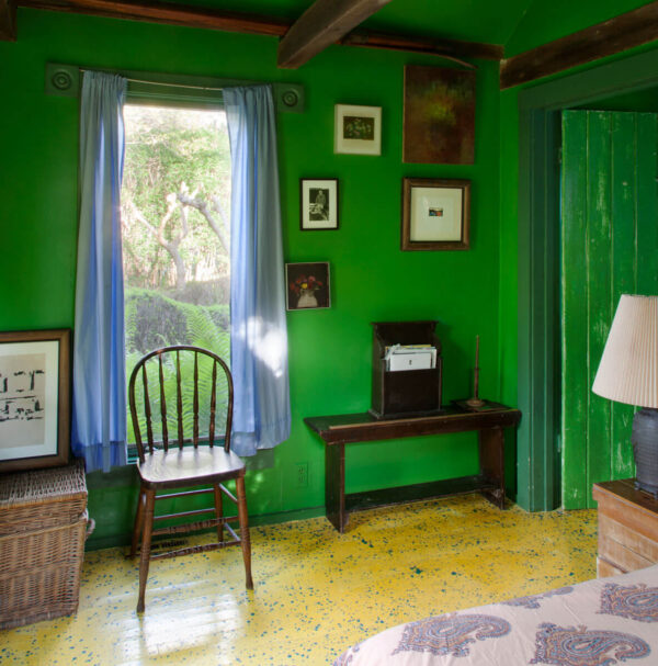 Miguel Flores-Vianna, nobody, Robert Dash, interior, indoors, Madoo, traditional, country, bedroom, guest bedroom, colour, green, yellow, ceiling, beamed ceiling, flooring, painted, wood, seating, chair, spindle-back chair, table, soft furnishing, curtain, paint effect, spattering, window, objects, artwork, vintage, minimal, rustic, vibrant colour,